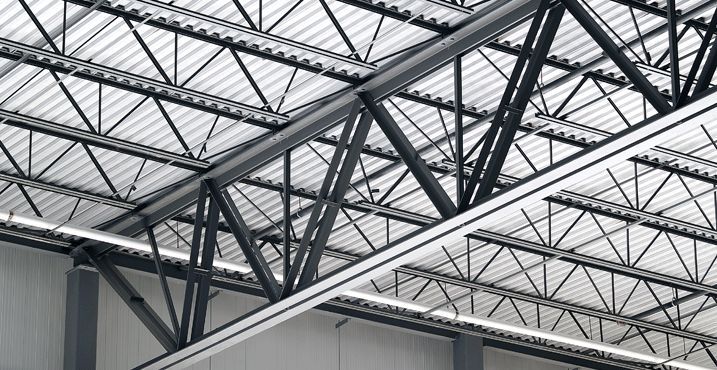 Çelik çatı yapımı; kiremit ve tuğla gibi malzemeler yerine homojen malzemeler kullanılarak yapılan çatılardır. Çelik çatı yapımı, özellikle en çok tercih edilen ve fabrika çatılarda uygulanan bir çatı iskeletidir. Çelik çatılar, çelik konstrüksiyonun hafif yapısı sayesinde yapının mevcut ağırlığına ek yük oluşturmaz.
